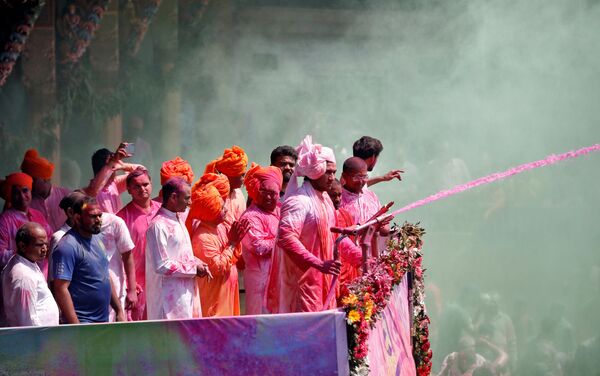 Празднование фестиваля Холи в Ахмедабаде, Индия - Sputnik Армения