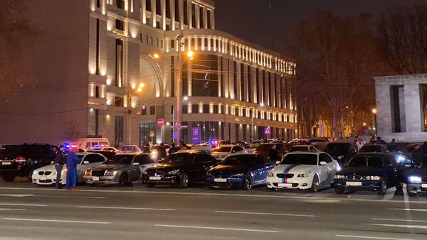 Что творилось на проезжей части в центре Еревана ночью 8 марта? - Sputnik Армения