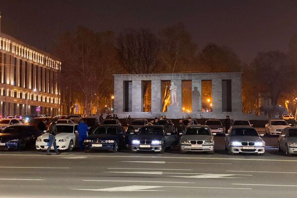 Что творилось на проезжей части в центре Еревана ночью 8 марта? Что творилось на проезжей части в центре Еревана ночью 8 марта? - Sputnik Армения