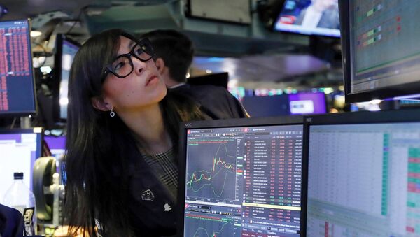 Специалист Нью-Йоркской фондовой биржи наблюдает за цифрами на мониторе (9 марта 2020).  - Sputnik Армения