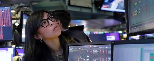 Специалист Нью-Йоркской фондовой биржи наблюдает за цифрами на мониторе (9 марта 2020).  - Sputnik Армения
