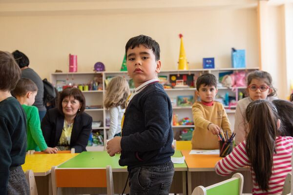 Ֆիլիպինցի Պիերն ու եմենցի Ալիան. ինչպես են օտարերկրացի փոքրիկները սովորում Երևանում Ֆիլիպինցի Պիերն ու եմենցի Ալիան. ինչպես են օտարերկրացի փոքրիկները սովորում Երևանում - Sputnik Արմենիա