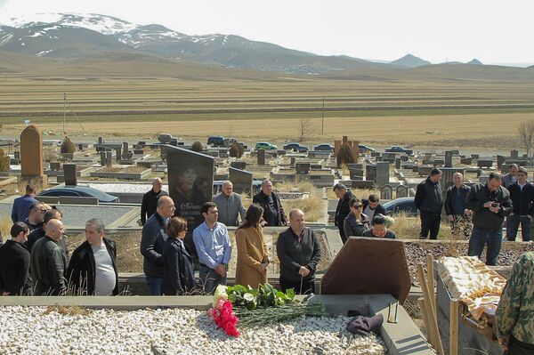 Никто из горожан и близких не пришел на похороны жестоко убитой в Гюмри женщины Никто из горожан и близких не пришел на похороны жестоко убитой в Гюмри женщины - Sputnik Армения