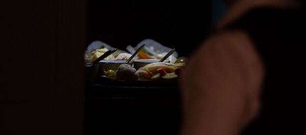 Официант с подносом закусок - Sputnik Армения