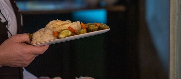 Официант с соленьями - Sputnik Արմենիա