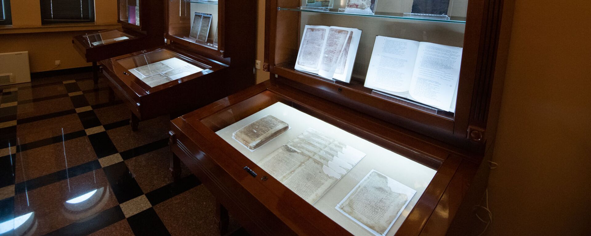 Восстановленные рукописи в презентационном зале в Матенадаране  - Sputnik Армения, 1920, 04.12.2020