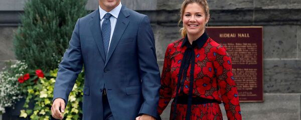 Премьер-министр Канады Джастин Трюдо и его жена Софи Грегуар Трюдо покидают Ридо-Холл после того, как попросили генерал-губернатора Джули Пайетт распустить парламент и отметить начало Федеральной избирательной кампании в Канаде, (11 сентября 2020). Оттава Премьер-министр Канады Джастин Трюдо и его жена Софи Грегуар Трюдо покидают Ридо-Холл после того, как попросили генерал-губернатора Джули Пайетт распустить парламент и отметить начало Федеральной избирательной кампании в Канаде, (11 сентября 2020). Оттава - Sputnik Армения