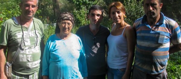 Армяне из Дерсима. Наири Охикян с семьей Динлер. Кадр из видео Армяне из Дерсима. Наири Охикян с семьей Динлер. Кадр из видео - Sputnik Արմենիա