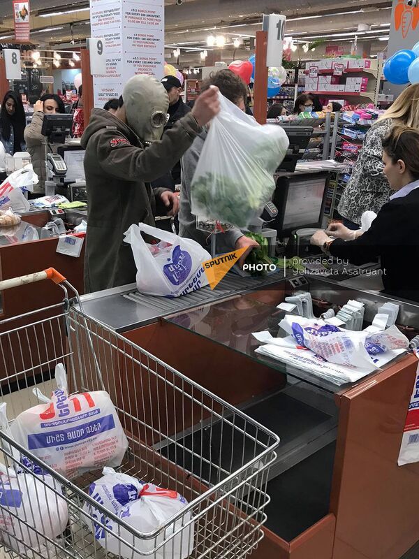 Խուճապը միայն սոցցանցերո՞ւմ է, կամ կորոնավիրուսով պայմանավորված իրավիճակը Հայաստանում Խուճապը միայն սոցցանցերո՞ւմ է, կամ կորոնավիրուսով պայմանավորված իրավիճակը Հայաստանում - Sputnik Արմենիա