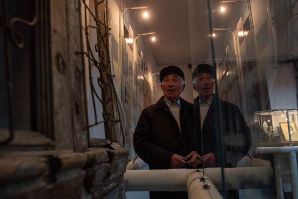 Камера номер 21, или Как арестанты делились едой с Егише Чаренцем Камера номер 21, или Как арестанты делились едой с Егише Чаренцем - Sputnik Армения