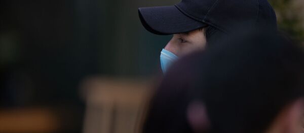 Молодой человек в защитной маске на Северном проспекте (5 марта 2020). Еревaн - Sputnik Армения