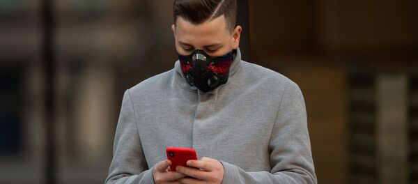 Молодой человек в защитной маске на Северном проспекте (5 марта 2020). Еревaн - Sputnik Армения