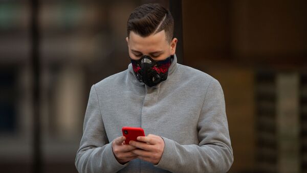 Молодой человек в защитной маске на Северном проспекте (5 марта 2020). Еревaн - Sputnik Արմենիա