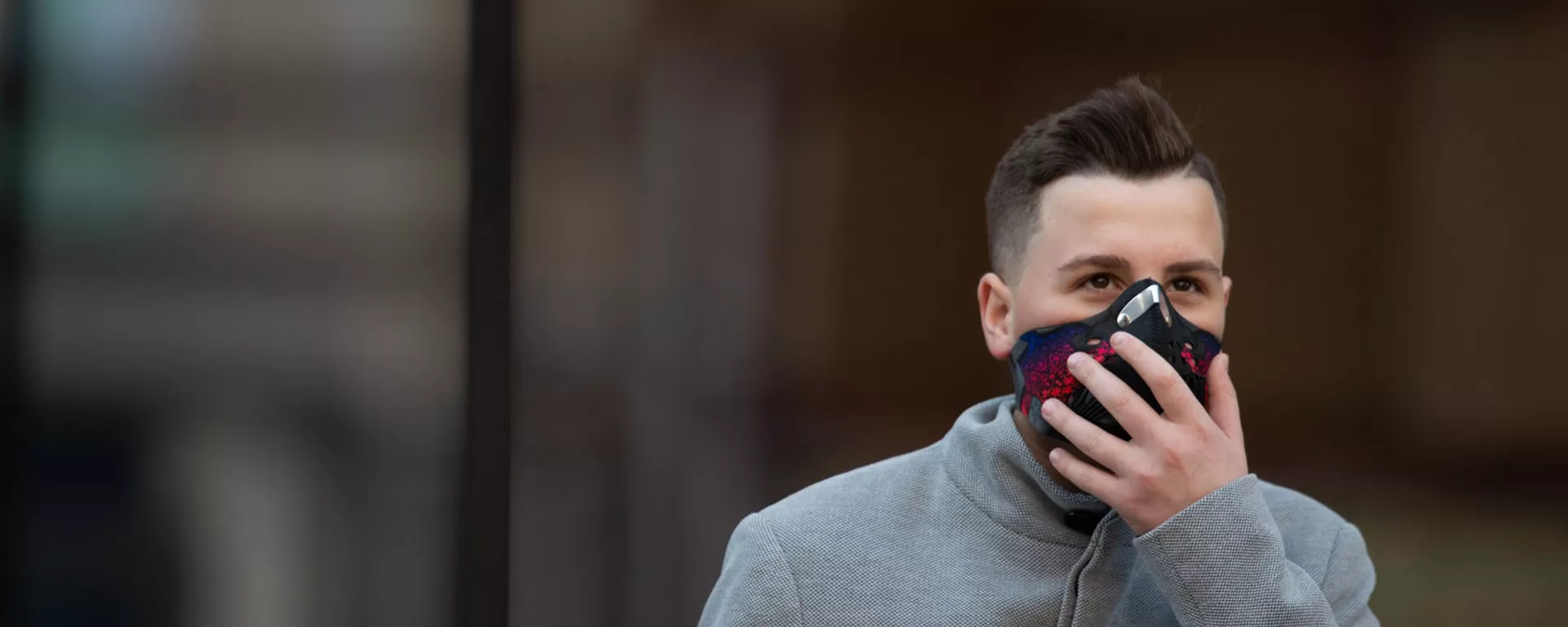 Молодой человек в защитной маске на Северном проспекте (5 марта 2020). Еревaн - Sputnik Армения, 1920, 28.10.2021