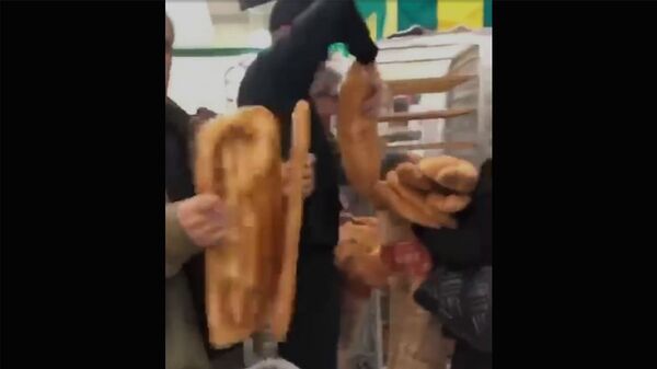 Русские на Севане, или Как соцсети ударили юмором по панике из-за коронавируса Русские на Севане, или Как соцсети ударили юмором по панике из-за коронавируса - Sputnik Армения