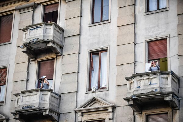 Музицирующие и поющие люди во время флешмоба, запущенного по всей Италии, чтобы собрать людей вместе и попытаться справиться с коронавирусом (13 марта 2020). Милан - Sputnik Армения