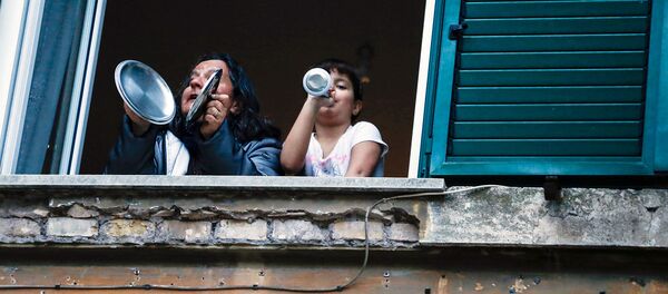 Женщина и девочка играют в горшки из окна своего дома во время флешмоба, запущенного по всей Италии, чтобы собрать людей вместе и попытаться справиться с чрезвычайной ситуацией коронавируса (13 марта 2020). Рим Женщина и девочка играют в горшки из окна своего дома во время флешмоба, запущенного по всей Италии, чтобы собрать людей вместе и попытаться справиться с чрезвычайной ситуацией коронавируса (13 марта 2020). Рим - Sputnik Армения