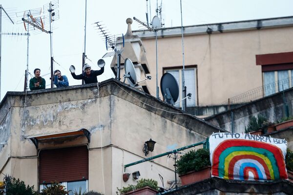 Люди на крыше дома участвуют во флешмобе, запущенном по всей Италии (13 марта 2020). Рим - Sputnik Армения