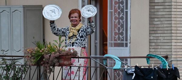 Жительница музицирует на крышках от кастрюль во время флешмоба, запущенного по всей Италии, чтобы собрать людей вместе и попытаться справиться с чрезвычайной ситуацией коронавируса (13 марта 2020). Рим Жительница музицирует на крышках от кастрюль во время флешмоба, запущенного по всей Италии, чтобы собрать людей вместе и попытаться справиться с чрезвычайной ситуацией коронавируса (13 марта 2020). Рим - Sputnik Армения