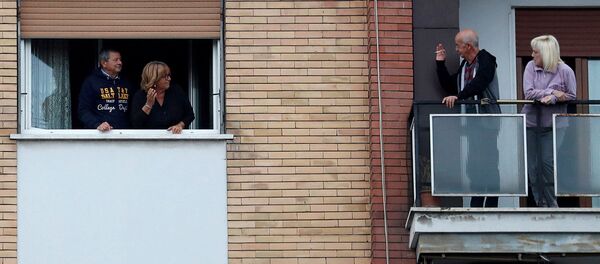 Люди наблюдают за флешмобом, запущенным по всей Италии, чтобы собрать людей вместе и попытаться справиться с чрезвычайной ситуацией коронавируса (13 марта 2020). Рим - Sputnik Արմենիա