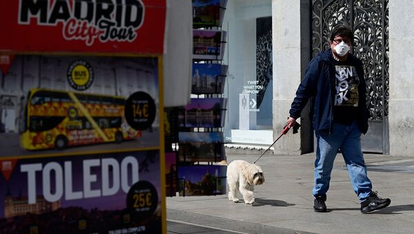 Мужчина в маске выгуливает собаку (14 марта 2020). Мадрид - Sputnik Армения