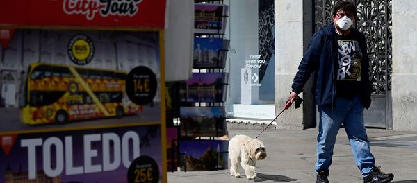Мужчина в маске выгуливает собаку (14 марта 2020). Мадрид - Sputnik Армения