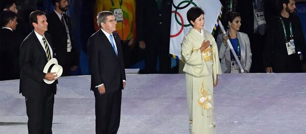Мэр Рио-де-Жанейро Эдуардо Паес, президент МОК Томас Бах и губернатор Токио Юрико Коикэ (слева направо) во время церемонии закрытия XXXI летних Олимпийских игр (21 августа 2016). Рио де Жанейро - Sputnik Армения