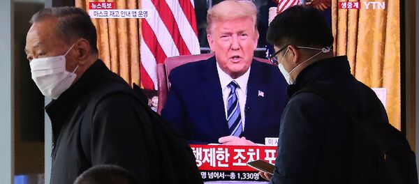 Люди в масках проходят перед телевизионным экраном, на котором в прямом эфире демонстрируется выступление президента США Дональда Трампа (12 марта 2020). Сеул Люди в масках проходят перед телевизионным экраном, на котором в прямом эфире демонстрируется выступление президента США Дональда Трампа (12 марта 2020). Сеул - Sputnik Армения