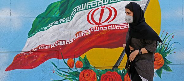 Жительница Ирана в масках проходят мимо граффити с изображением национального флага (4 марта 2020). Тегеран Жительница Ирана в масках проходят мимо граффити с изображением национального флага (4 марта 2020). Тегеран - Sputnik Армения
