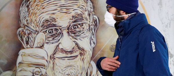 Мужчина в защитной маске проходит мимо фрески папы Франциска (13 марта 2020). Рим Мужчина в защитной маске проходит мимо фрески папы Франциска (13 марта 2020). Рим - Sputnik Армения