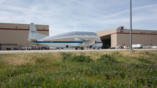 Грузовой транспортный самолет Super Guppy перед зданием 703 Центра летных исследований NASA (3 апреля 2019). - Sputnik Армения