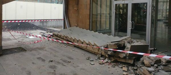 Рухнувшая ночью наружная лестница театра им. Сундукяна (15 марта 2020). Еревaн - Sputnik Արմենիա