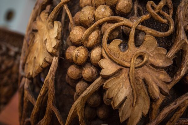 Виноградные гроздья работы мастера Арсена Паносяна Виноградные гроздья работы мастера Арсена Паносяна - Sputnik Արմենիա