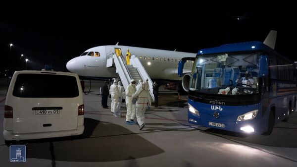 Ինչպես են դիմավորել Իտալիայից Հայաստան ժամանած 67 քաղաքացիներին. լուսանկարներ Ինչպես են դիմավորել Իտալիայից Հայաստան ժամանած 67 քաղաքացիներին. լուսանկարներ - Sputnik Արմենիա