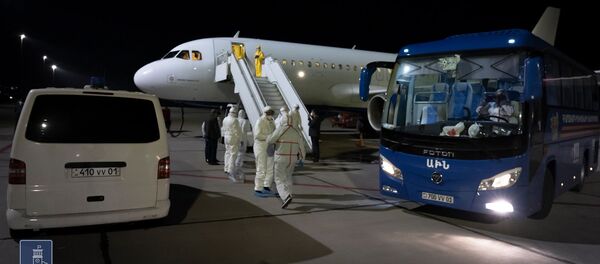 Встреча пассажиров спецрейса из Италии в аэропорту Звартноц (16 марта 2020). Еревaн - Sputnik Армения