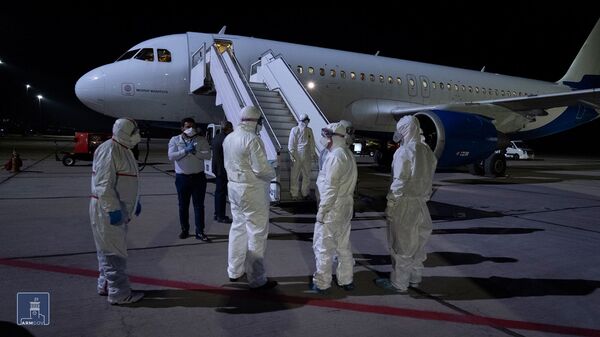 Ինչպես են դիմավորել Իտալիայից Հայաստան ժամանած 67 քաղաքացիներին. լուսանկարներ Ինչպես են դիմավորել Իտալիայից Հայաստան ժամանած 67 քաղաքացիներին. լուսանկարներ - Sputnik Արմենիա