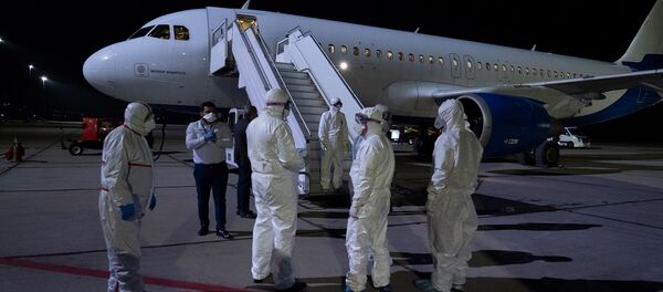 Встреча пассажиров спецрейса из Италии в аэропорту Звартноц (16 марта 2020). Еревaн - Sputnik Армения