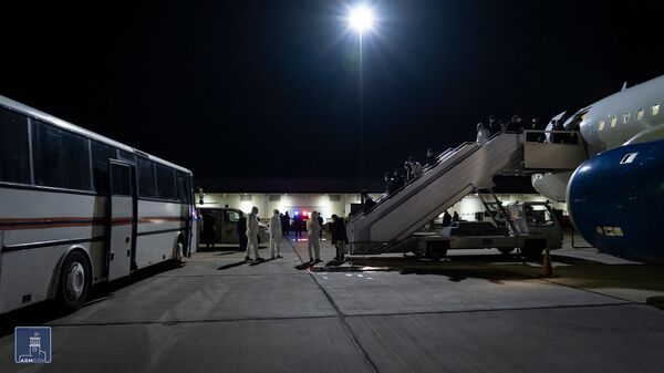 Ինչպես են դիմավորել Իտալիայից Հայաստան ժամանած 67 քաղաքացիներին. լուսանկարներ Ինչպես են դիմավորել Իտալիայից Հայաստան ժամանած 67 քաղաքացիներին. լուսանկարներ - Sputnik Արմենիա