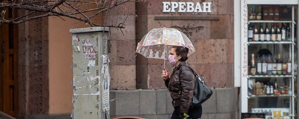 Женщина в защитной маске на улице Амиряна (16 марта 2020). Еревaн - Sputnik Армения