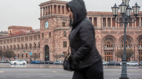 Женщина проходит мимо Дома правительства Армении (16 марта 2020). Еревaн - Sputnik Արմենիա