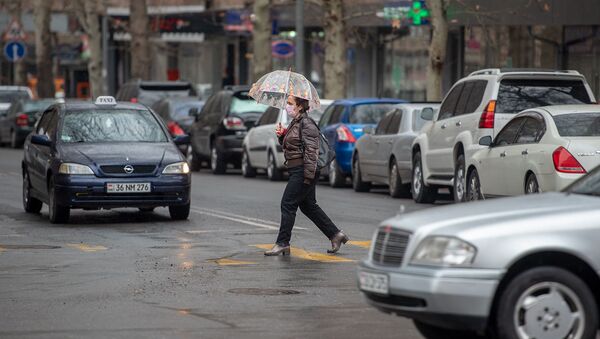 Женщина на пешеходном переходе перекрестка улиц Амиряна и Закяна - Sputnik Армения