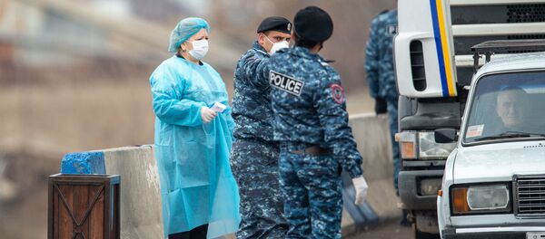 Контрольно-пропускной пункт при выезде из Эчмиадзина (17 марта 2020). Армавир Контрольно-пропускной пункт при выезде из Эчмиадзина (17 марта 2020). Армавир - Sputnik Армения