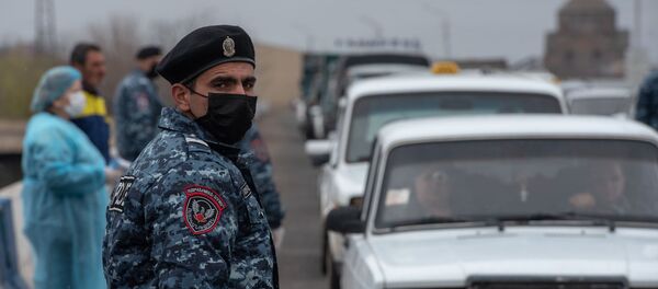 Контрольно-пропускной пункт при выезде из Эчмиадзина (17 марта 2020). Армавир - Sputnik Армения