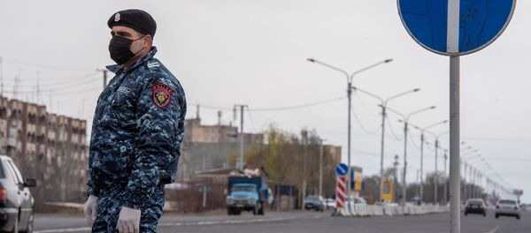 Контрольно-пропускной пункт при выезде из Эчмиадзина (17 марта 2020). Армавир - Sputnik Армения