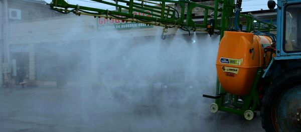 В Эчмиадзине нашли находчивый способ дезинфекции улиц  - Sputnik Армения