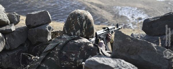 Армянские военнослужащие на практических занятиях по боевой стрельбе - Sputnik Армения