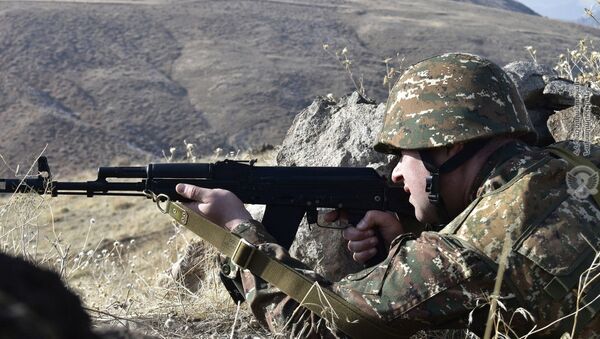 Армянские военнослужащие на практических занятиях по боевой стрельбе - Sputnik Արմենիա