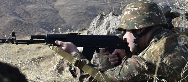 Армянские военнослужащие на практических занятиях по боевой стрельбе Армянские военнослужащие на практических занятиях по боевой стрельбе - Sputnik Արմենիա