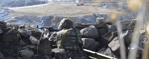 Армянские военнослужащие на практических занятиях по боевой стрельбе - Sputnik Армения