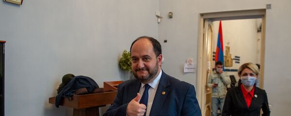 Араик Арутюнян после пресс-конференции (18 марта 2020). Еревaн Араик Арутюнян после пресс-конференции (18 марта 2020). Еревaн - Sputnik Армения